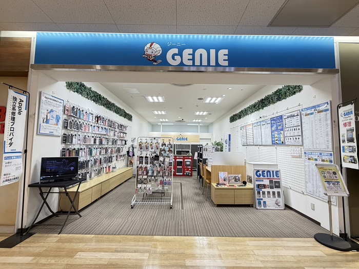 GENIE鳴海なるぱーく店の店内全景。iPhoneケースやアクセサリー売場、相談カウンターが配置された明るく開放的な店舗。